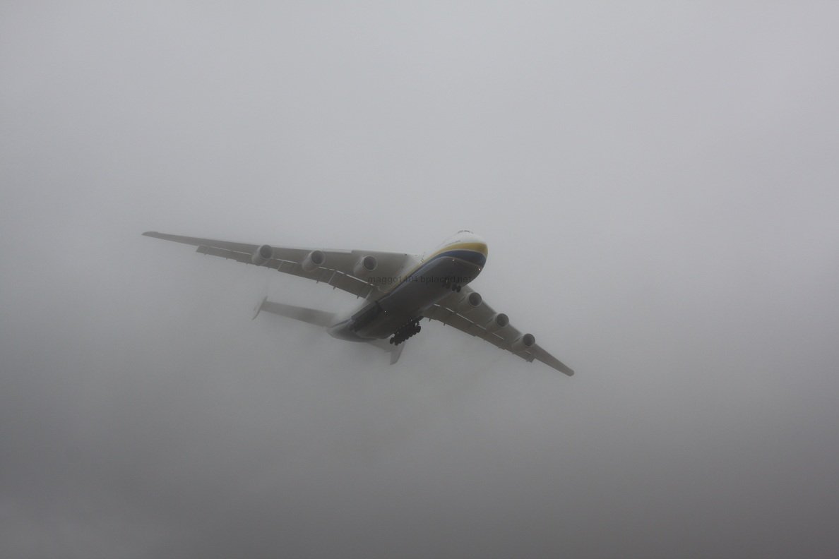 An-225 durch die Wolken