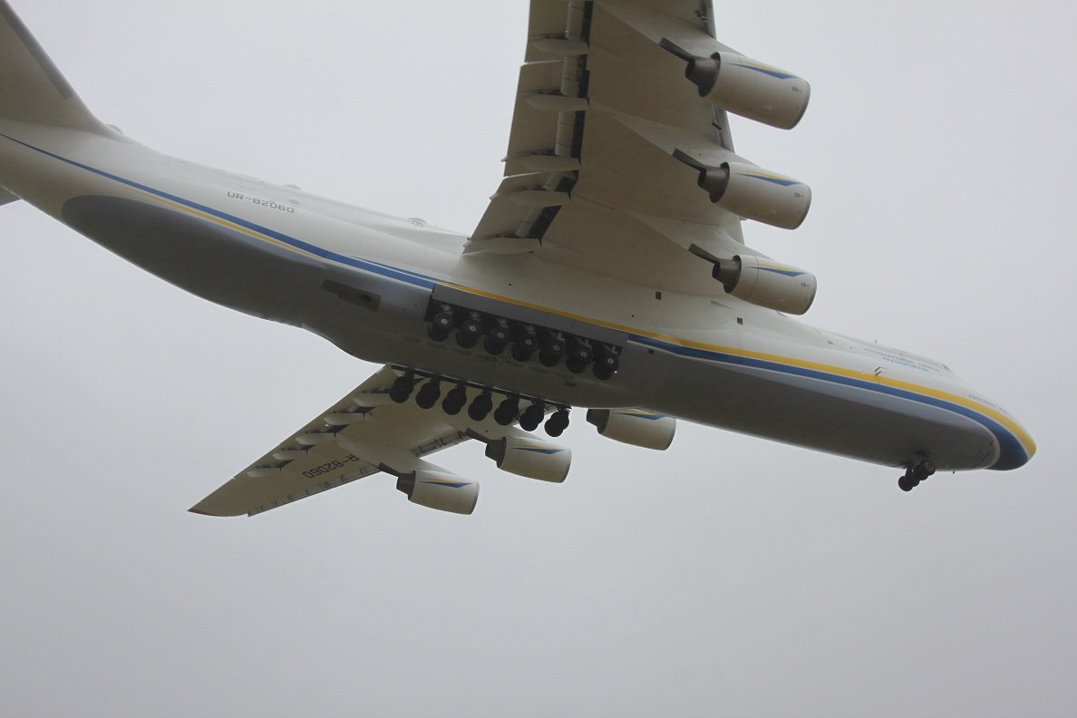 An-225 kurz vor der Landung
