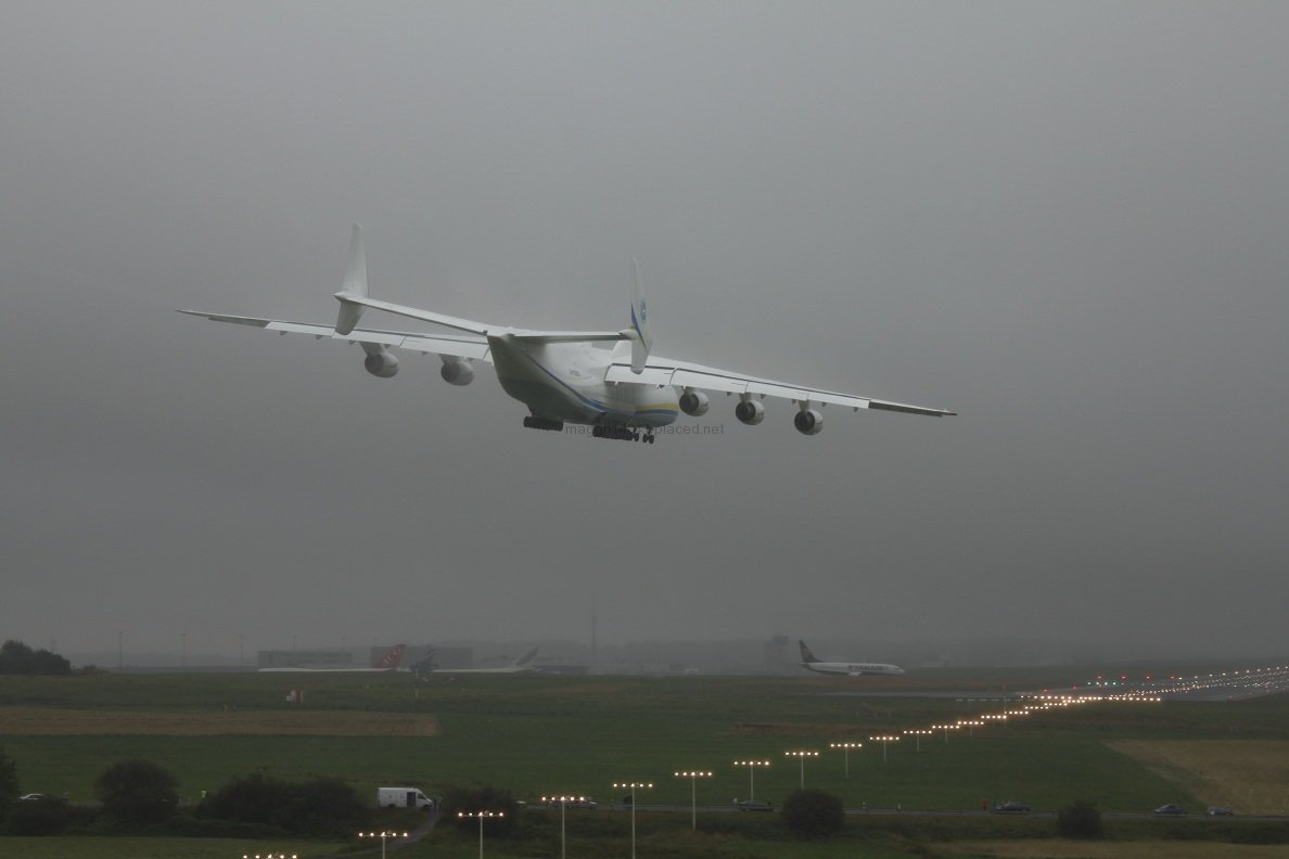 An-225 auf der Landebahn