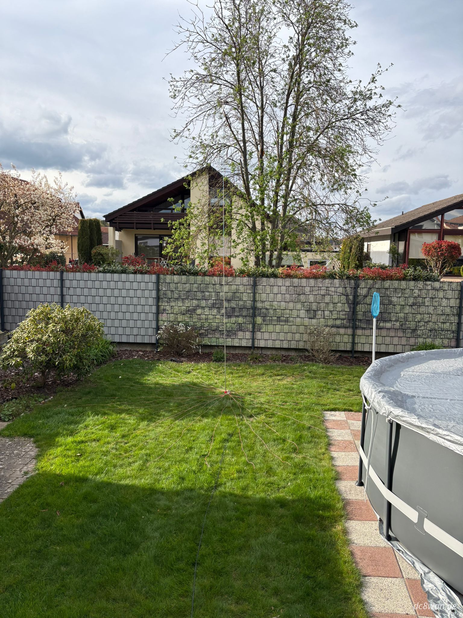 Antenne im Garten aufgebaut - Seitenansicht